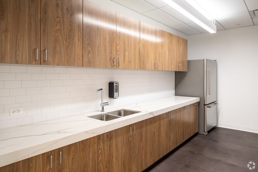 More Photos Of 1475 E Woodfield Rd, Schaumburg Office For Lease