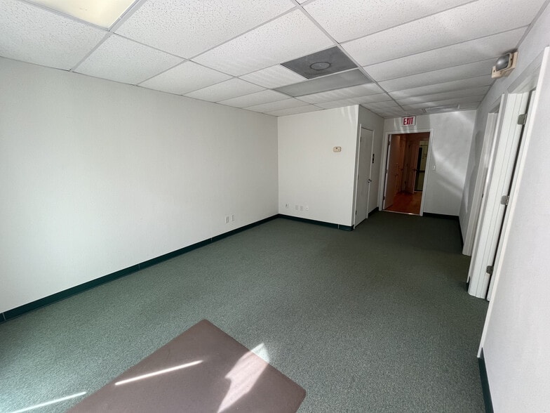 More Photos Of 1891 Porter Lake Dr, Sarasota Light Manufacturing For Sale
