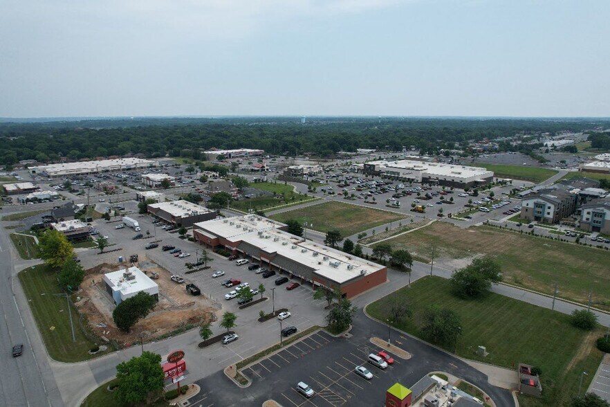 More Photos Of 746-802 W 40 Hwy, Blue Springs Unknown For Lease