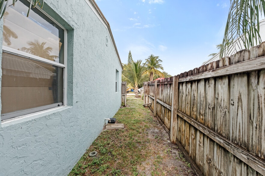 More Photos Of 112 Milton St, Lantana Multifamily For Sale