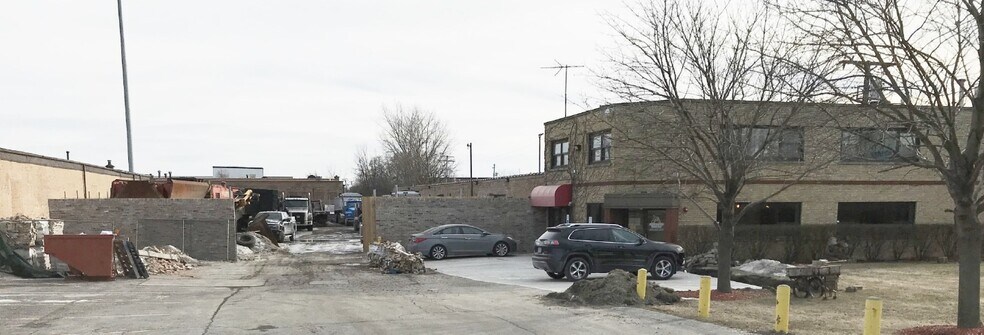 More Photos Of 1060-1078 E Green St, Bensenville Warehouse For Sale