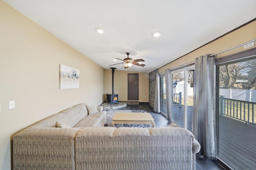 More Photos Of 1718 W Broadway St, Collinsville Office Residential For Sale