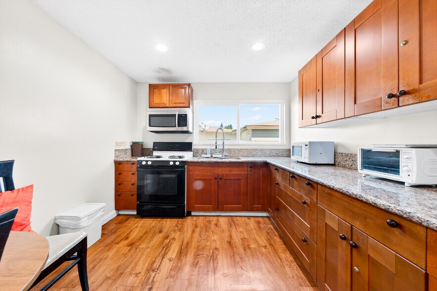 More Photos Of 15003 Larch Ave, Lawndale Apartments For Sale