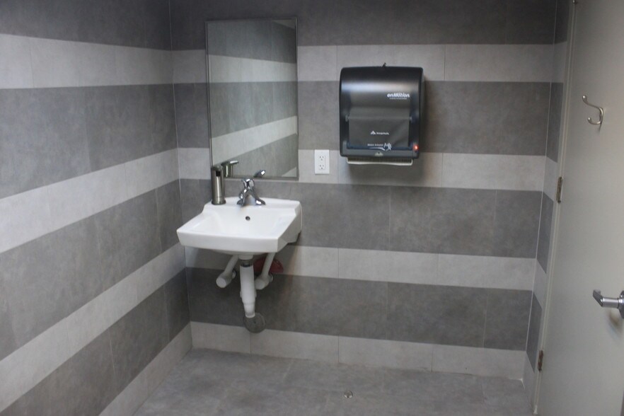 More Photos Of 2475 Hollywood Blvd, Hollywood Office For Lease