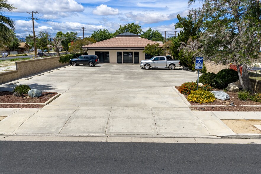 Primary Photo Of 44709 Date Ave, Lancaster Medical For Sale