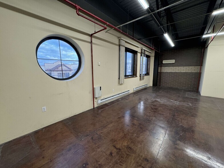 More Photos Of Queens, Maspeth Warehouse For Lease