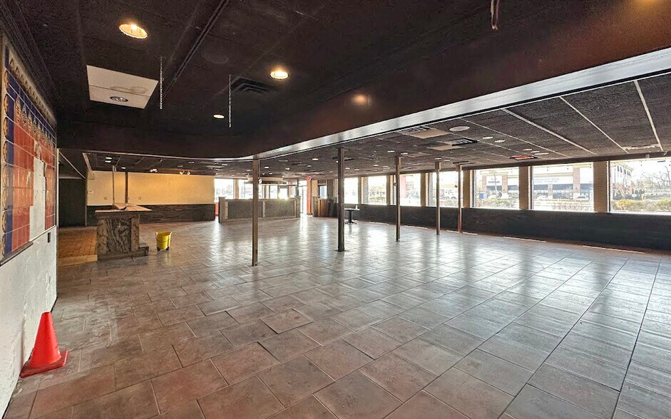 More Photos Of 28990-29104 Orchard Lake Rd, Farmington Hills Restaurant For Lease