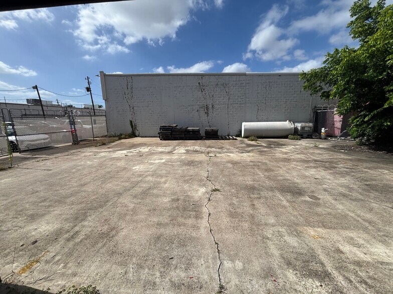 More Photos Of 5609 Bellaire Blvd, Houston Service For Lease