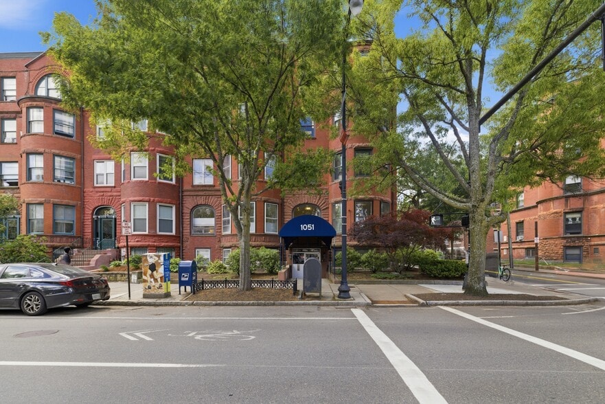 Primary Photo Of 1051 Beacon St, Brookline Medical For Sale