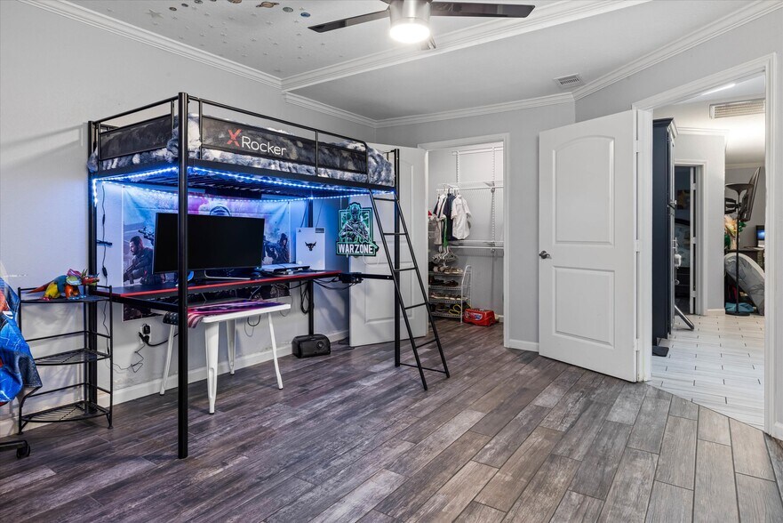 More Photos Of 902 51st St, Galveston Light Manufacturing For Sale