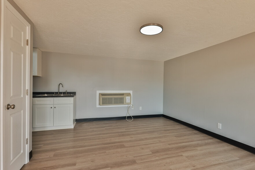 More Photos Of 551 Elm St, Martin Hotel For Sale