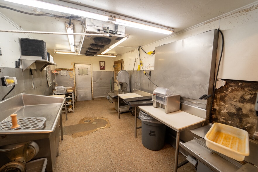 More Photos Of 1302 E Crestwood Dr, Victoria Storefront For Sale