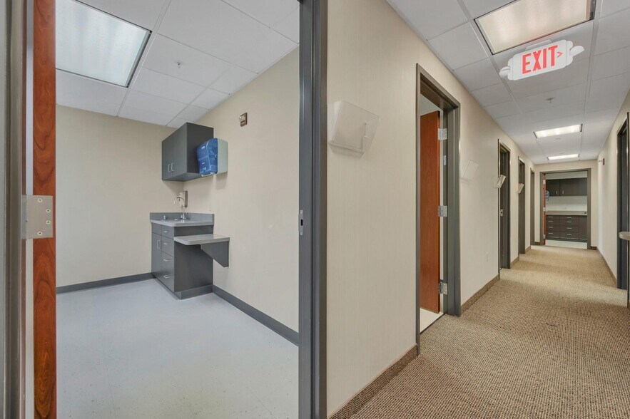 More Photos Of 21 Laurel Ave, Cornwall Medical For Lease