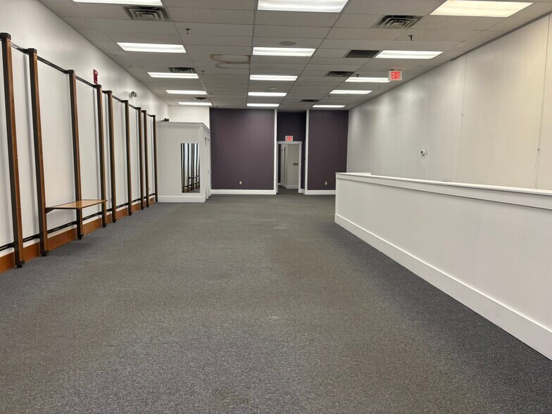 More Photos Of 9 Bow St, Freeport General Retail For Sale