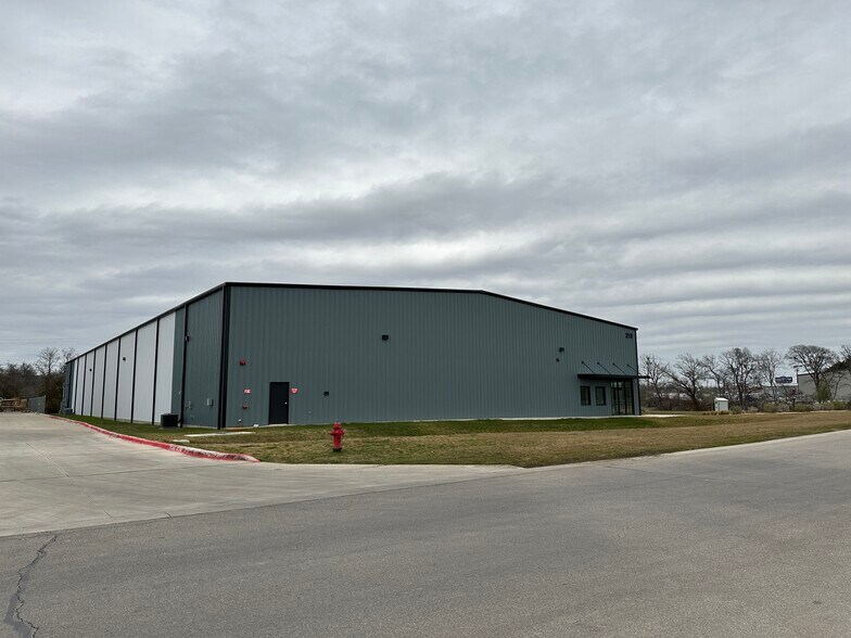 More Photos Of 216 Benelli, Round Rock Warehouse For Lease