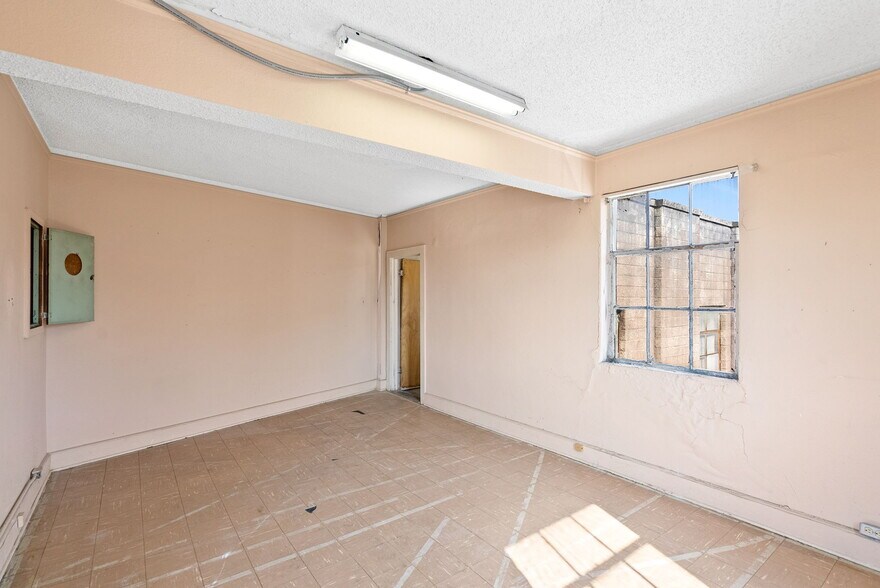 More Photos Of 1701 W Woodlawn Ave, San Antonio Religious Facility For Sale
