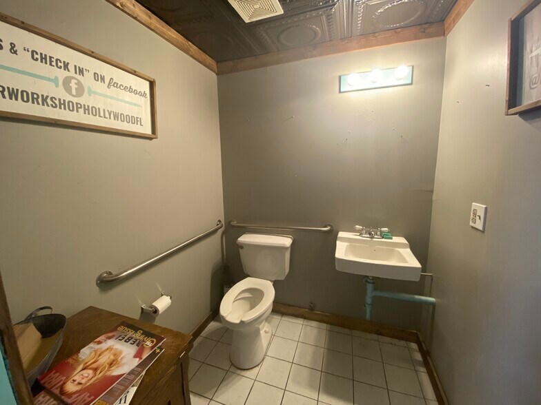 More Photos Of 2029 Harrison St, Hollywood Storefront For Lease