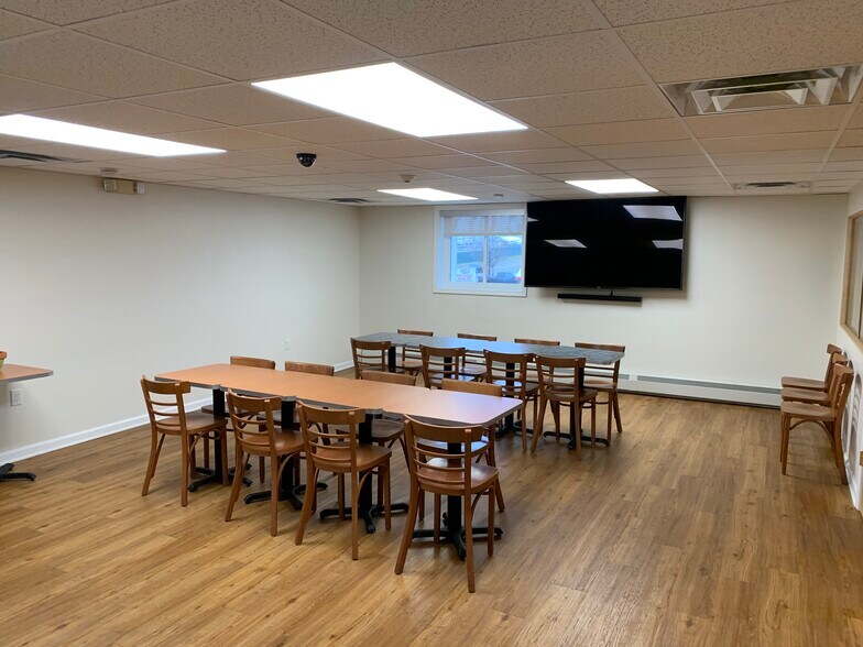 More Photos Of 600 Cayuga Rd, Cheektowaga Light Distribution For Lease