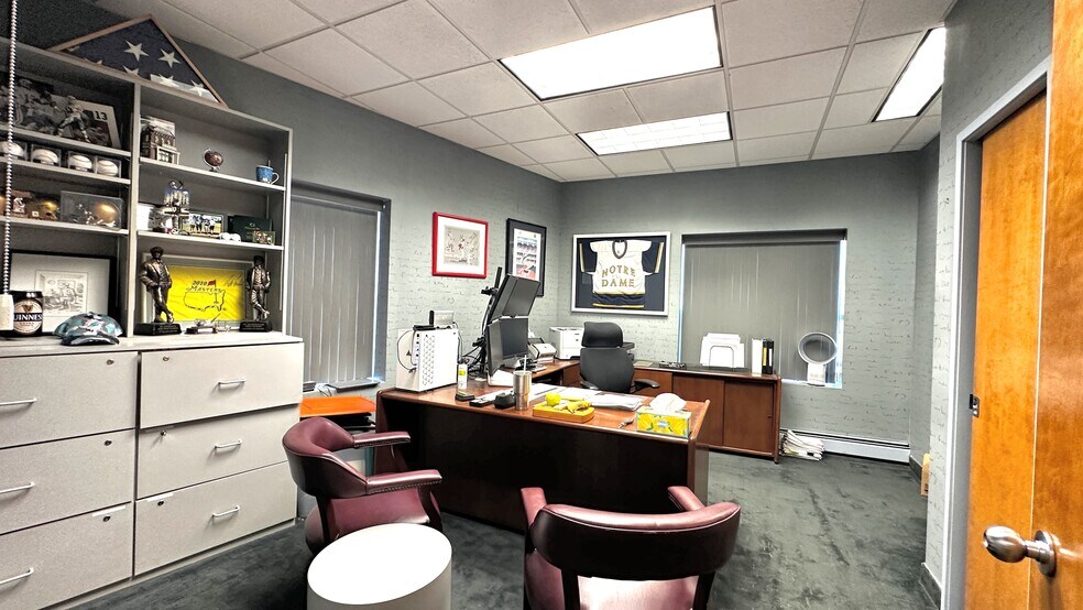 More Photos Of 1991 Smith St, Merrick Medical For Sale