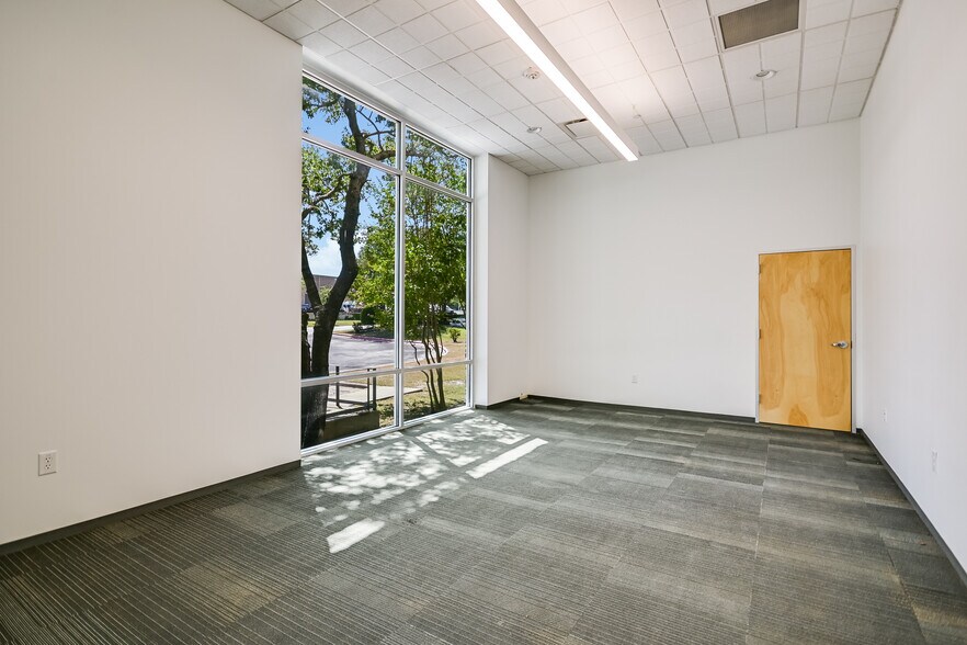 More Photos Of 10420 Metric Blvd, Austin Warehouse For Lease