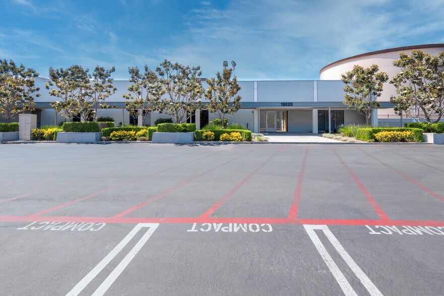 More Photos Of 13020 Yukon Ave, Hawthorne Warehouse For Lease