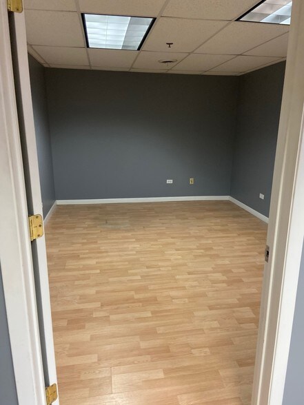 More Photos Of 189 Poplar Pl, North Aurora Warehouse For Lease