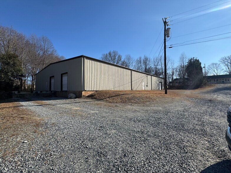 More Photos Of 117-D Liberty Dr, Thomasville Warehouse For Lease