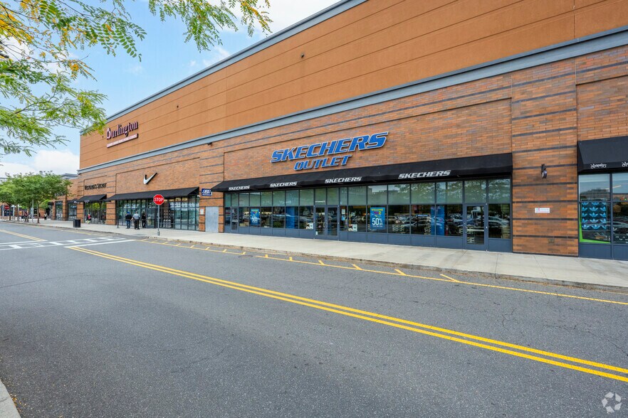More Photos Of 410-632 Gateway Dr, Brooklyn General Retail For Lease