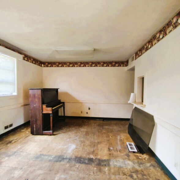 More Photos Of 102 Market St, Timmonsville Medical For Sale