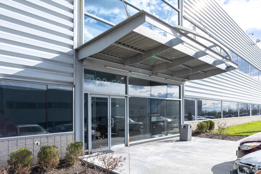 More Photos Of 230-39 International Airport Ctr Blvd, Springfield Gardens Light Distribution For Lease