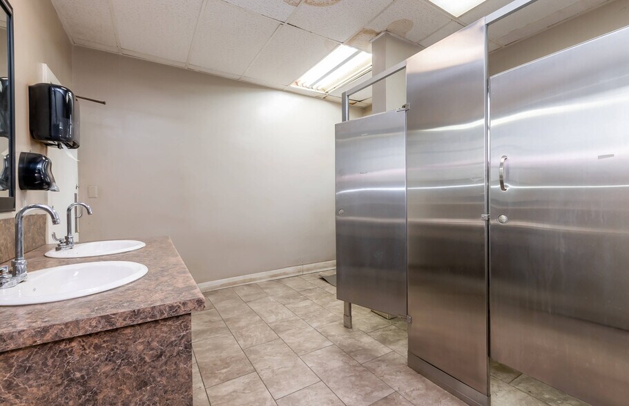 More Photos Of 1604 Northwestern Pky, Louisville Manufacturing For Sale