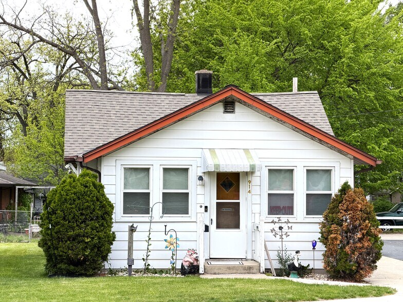 More Photos Of 914 Blackhawk Blvd, South Beloit Multifamily For Sale