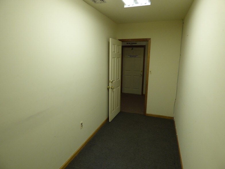 More Photos Of 1967 Lincoln Hwy, Edison Office For Sale