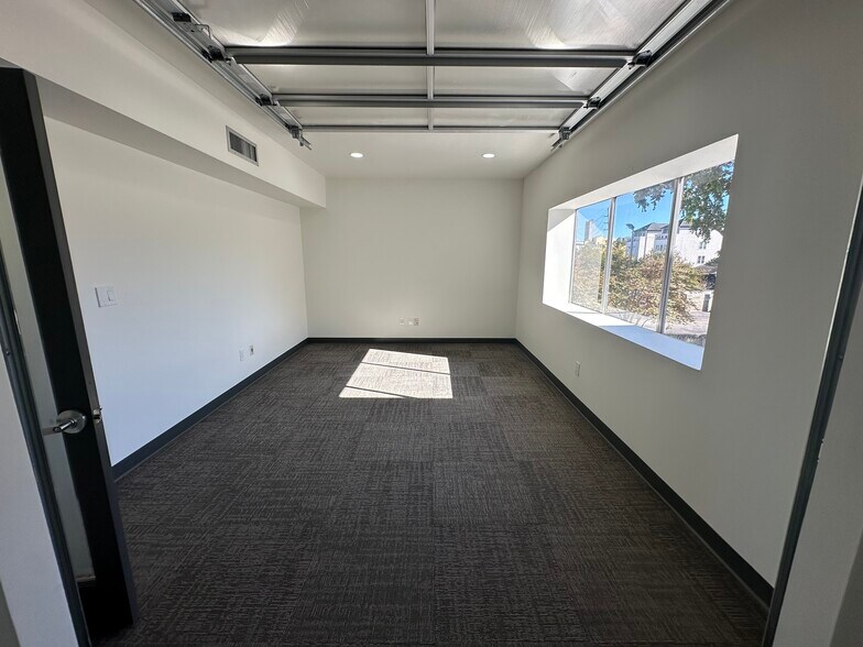 More Photos Of 5712 Val Verde St, Houston Loft Creative Space For Lease