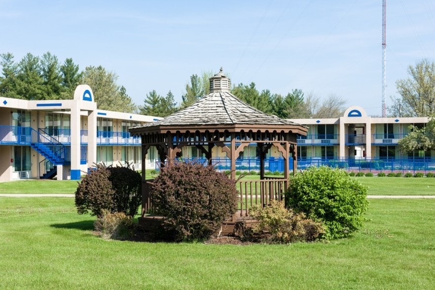 More Photos Of 1400 N Lafayette St, Macomb Hospitality For Sale