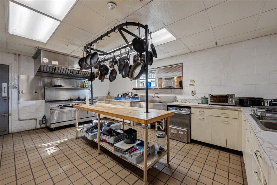 More Photos Of 1020 W Hillcrest Dr, Dekalb Sorority Fraternity House For Sale