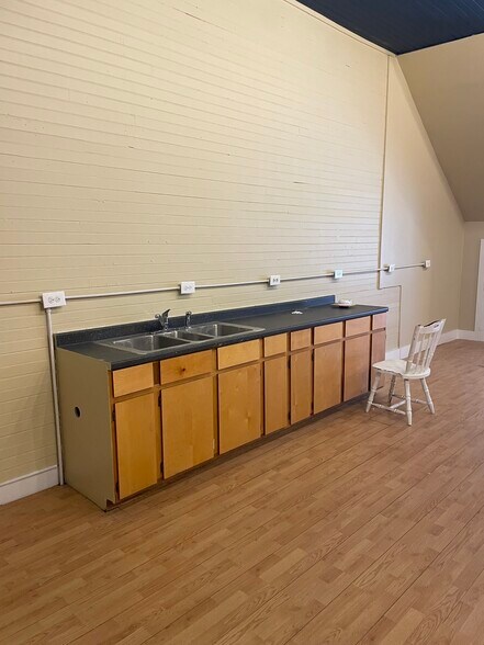 More Photos Of 304 Virginia Ave, Clarksville General Retail For Lease