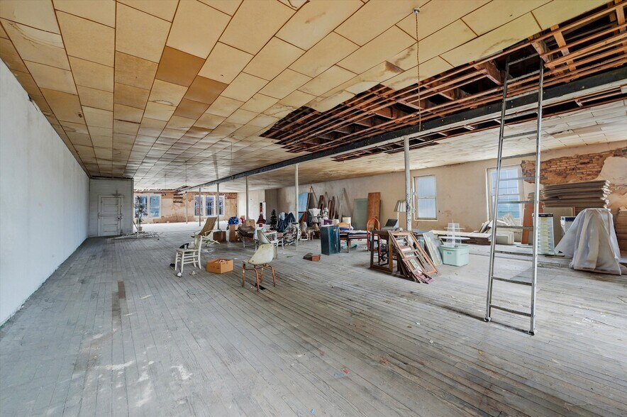 More Photos Of 321 N Main St, Bonham General Retail For Sale