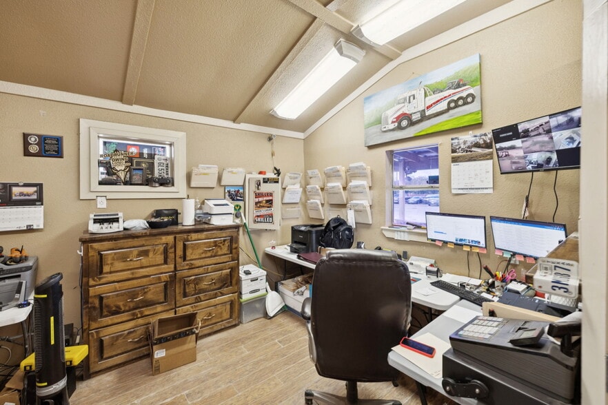 More Photos Of 100 Pecan Dr, Schertz Service For Sale