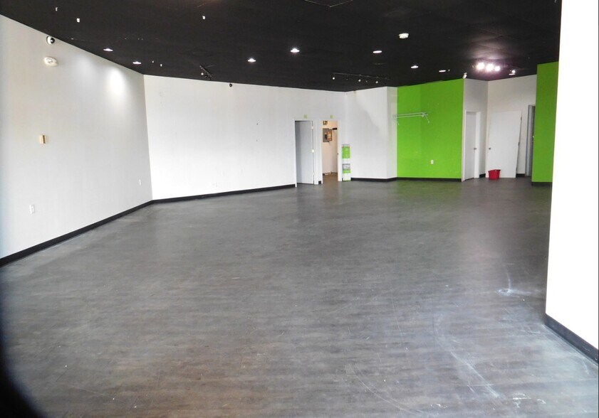 More Photos Of 2405 Essington Rd, Joliet General Retail For Lease