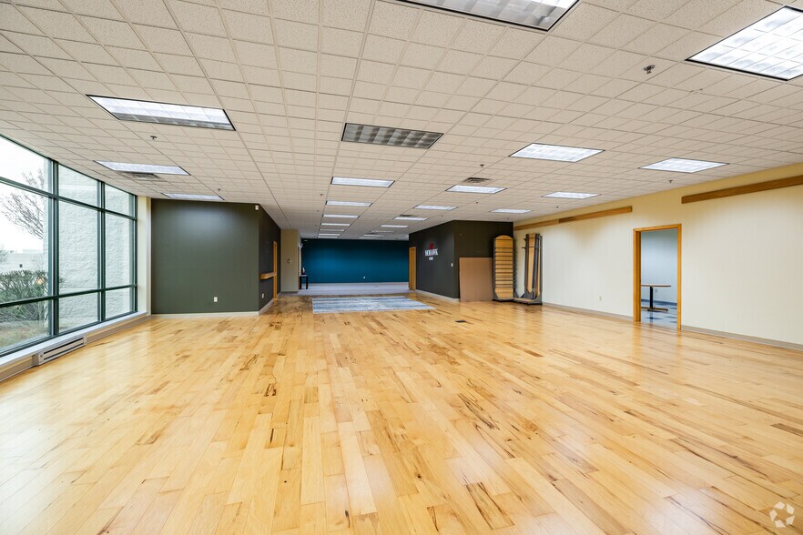 More Photos Of W165 N5815 Ridgewood Dr, Menomonee Falls Showroom For Lease