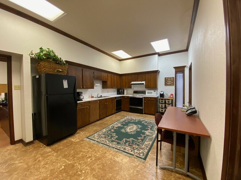 More Photos Of 4950 Washington Blvd, Beaumont Light Manufacturing For Sale