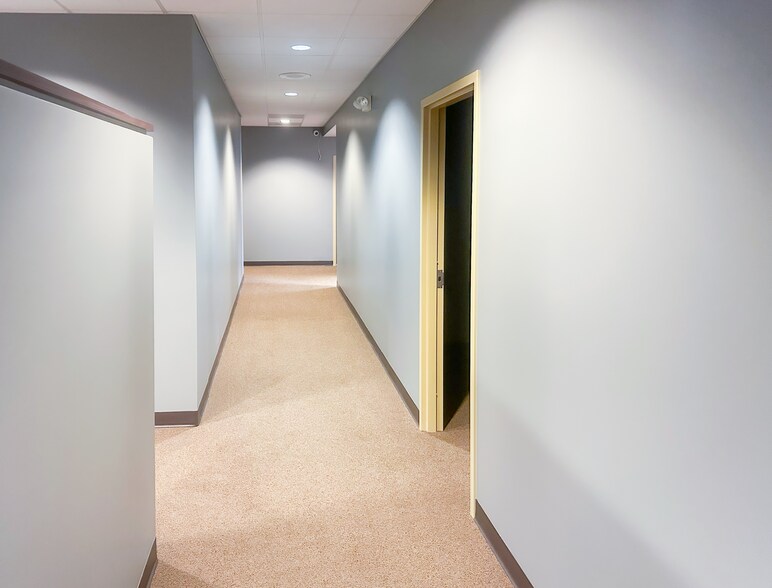 More Photos Of 600 Dakota St, Crystal Lake Office For Sale