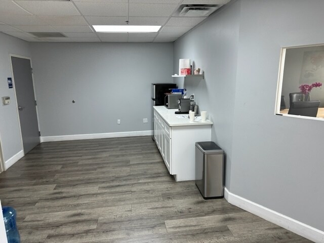 More Photos Of 7575 Kingspointe Pky, Orlando Showroom For Lease