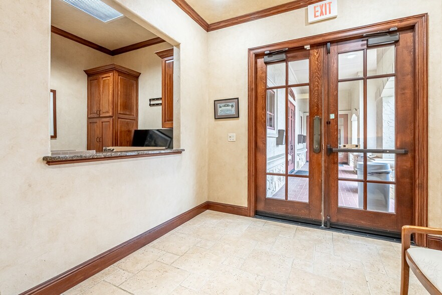 More Photos Of 6620 Bryant Irvin Rd, Fort Worth Medical For Lease