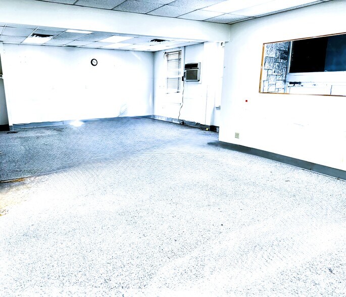 More Photos Of 40 Commerce Pl, Hicksville Office For Lease