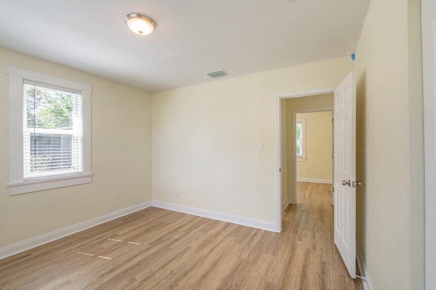 More Photos Of 2706 Stallone Dr, Tampa Office Residential For Lease