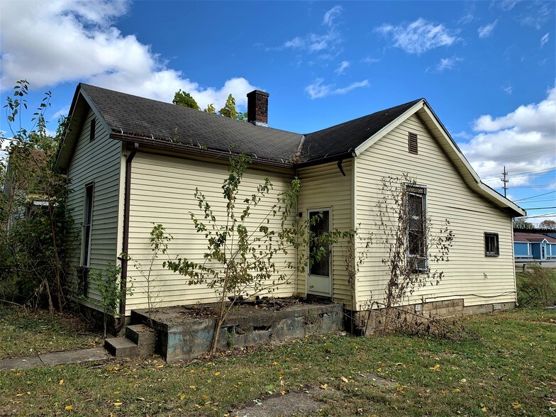 More Photos Of 917 Western Ave, Connersville Bar For Sale