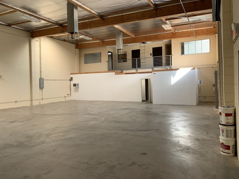 More Photos Of 9641 Owensmouth Ave, Chatsworth Warehouse For Lease