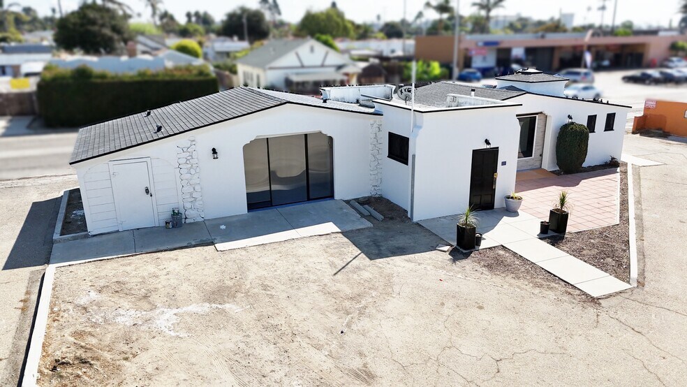 More Photos Of 111 S Dos Caminos Ave, Ventura General Retail For Lease